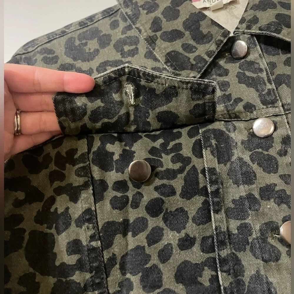 Andree by Unit Green Raw Hem Denim Jacket Green Leopard Print Button Size Large - Picture 3 of 6